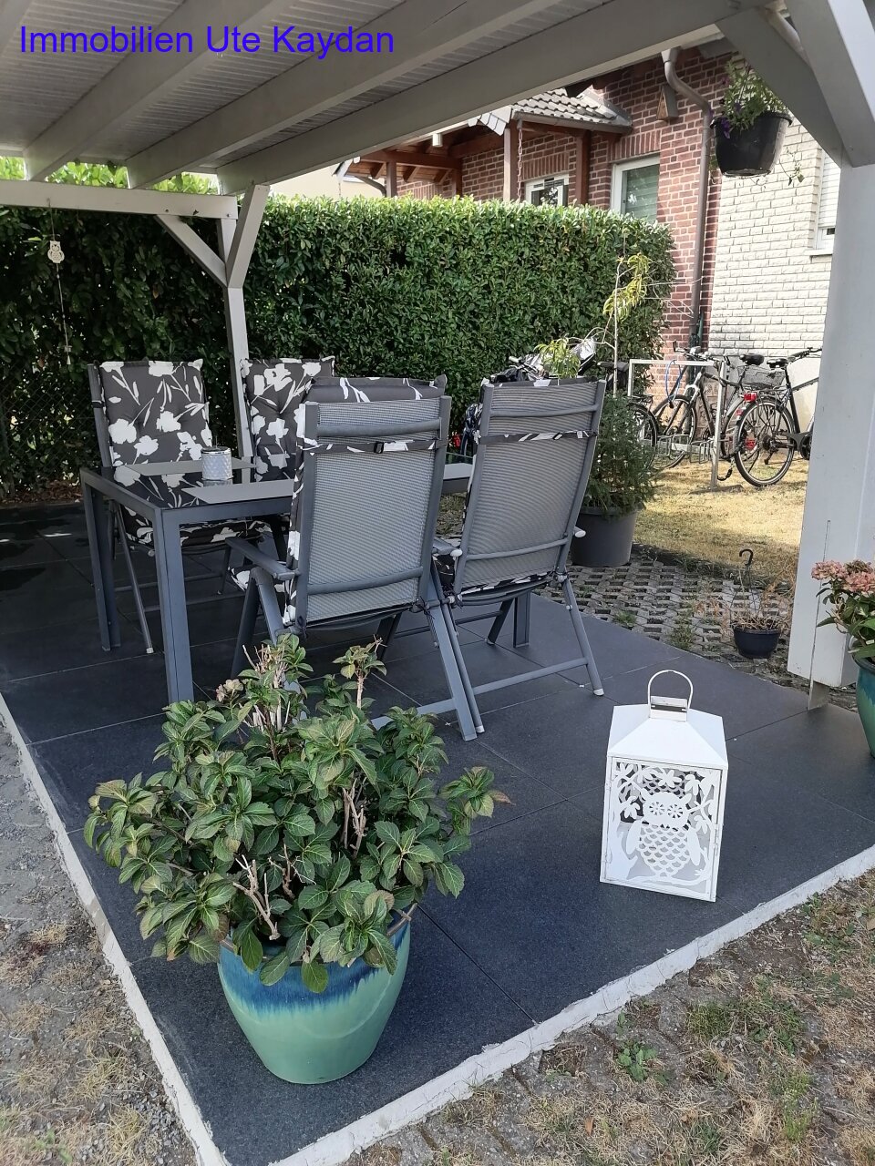 überdachter Sitzplatz im Garten