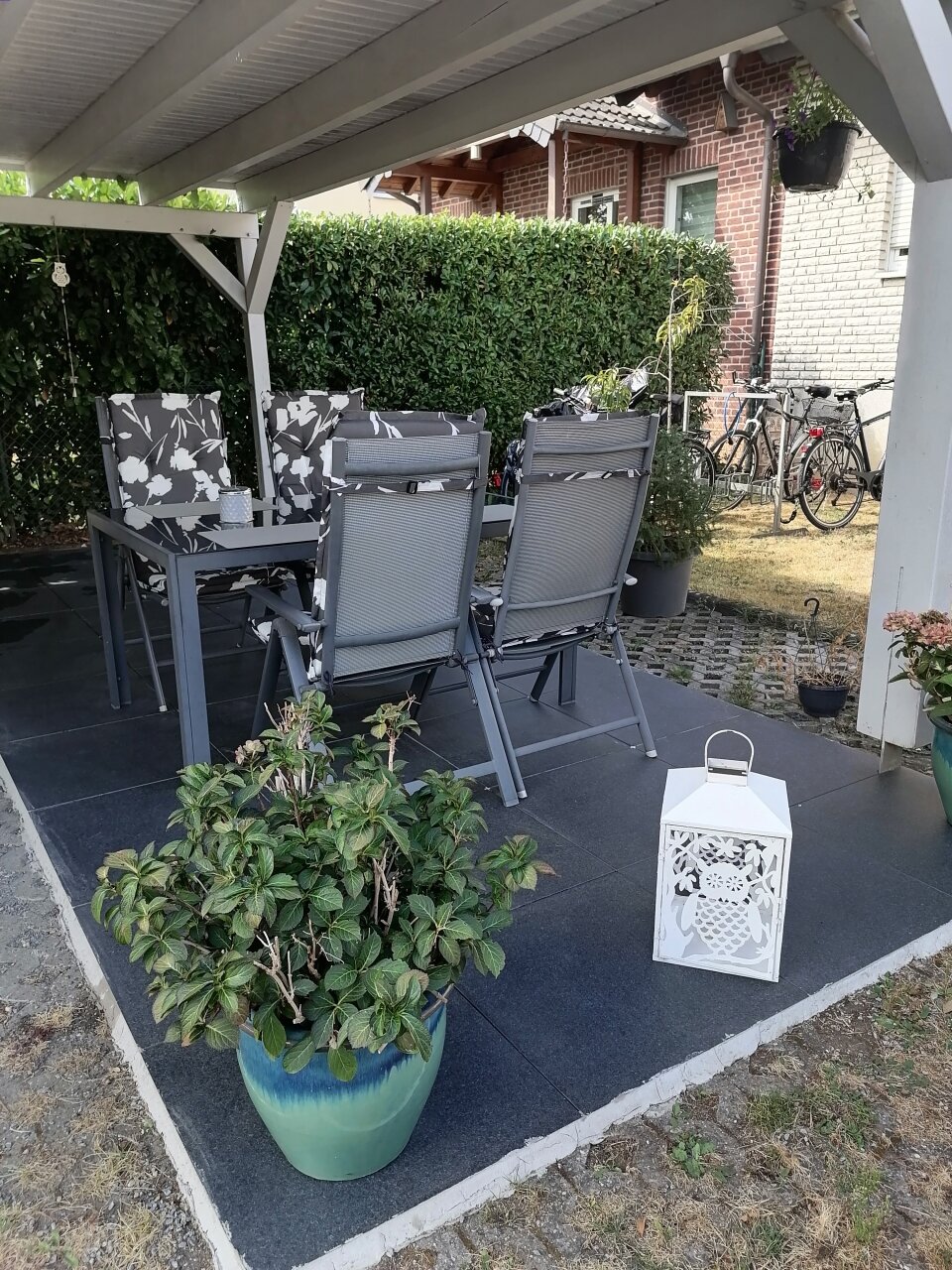 überdachter Sitzplatz im Garten