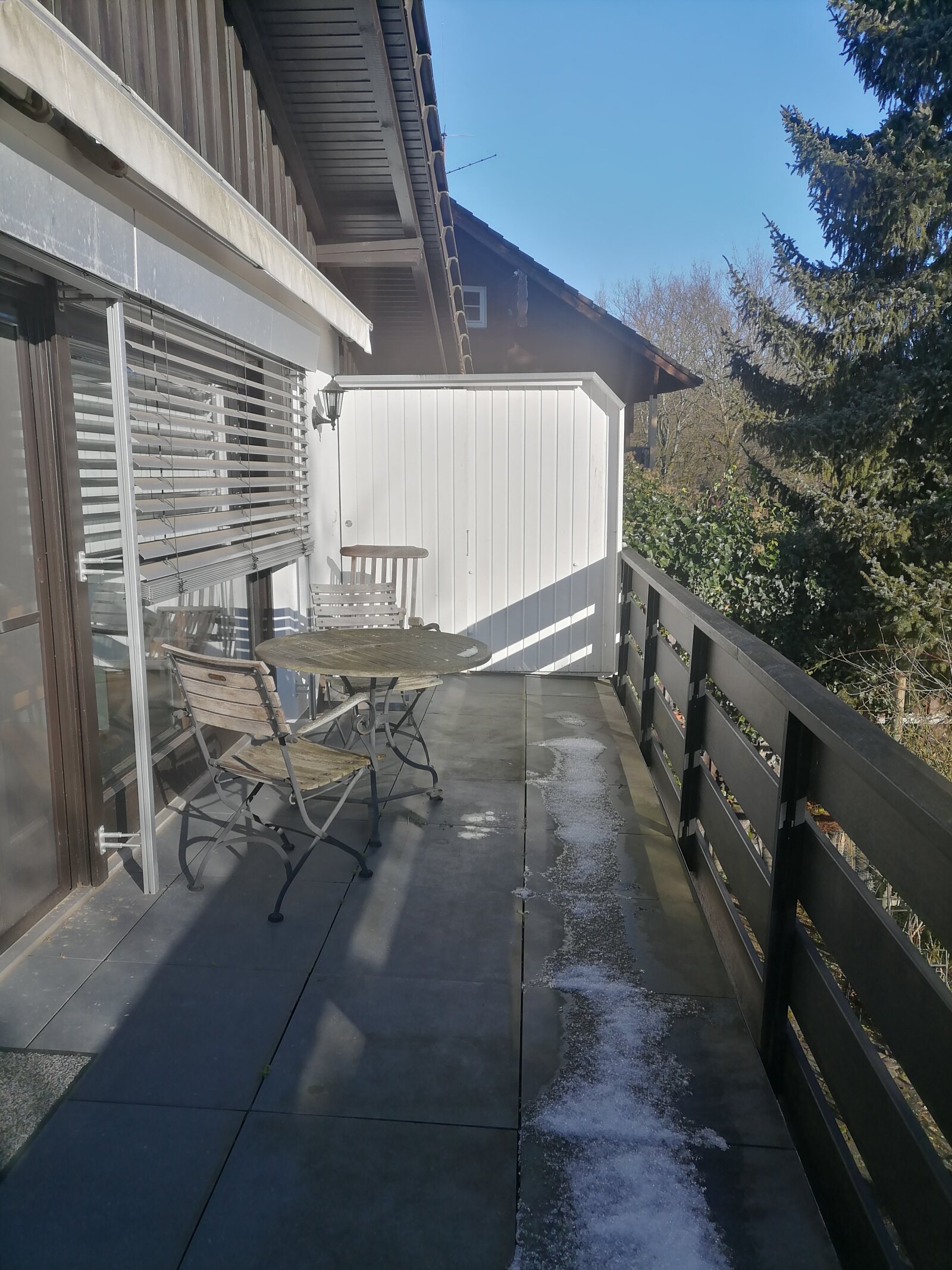 Balkon mit Ausgang zu Hauswirtschaftsraum und Gartentreppe