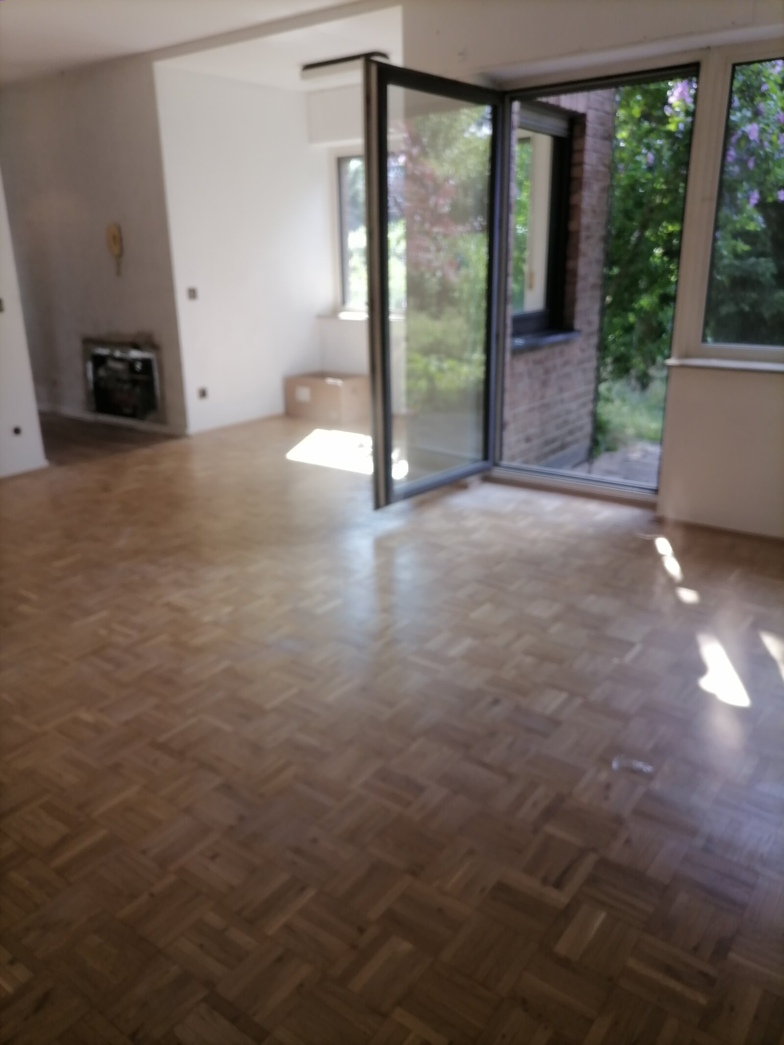 Wohnzimmer mit Gartenterrasse