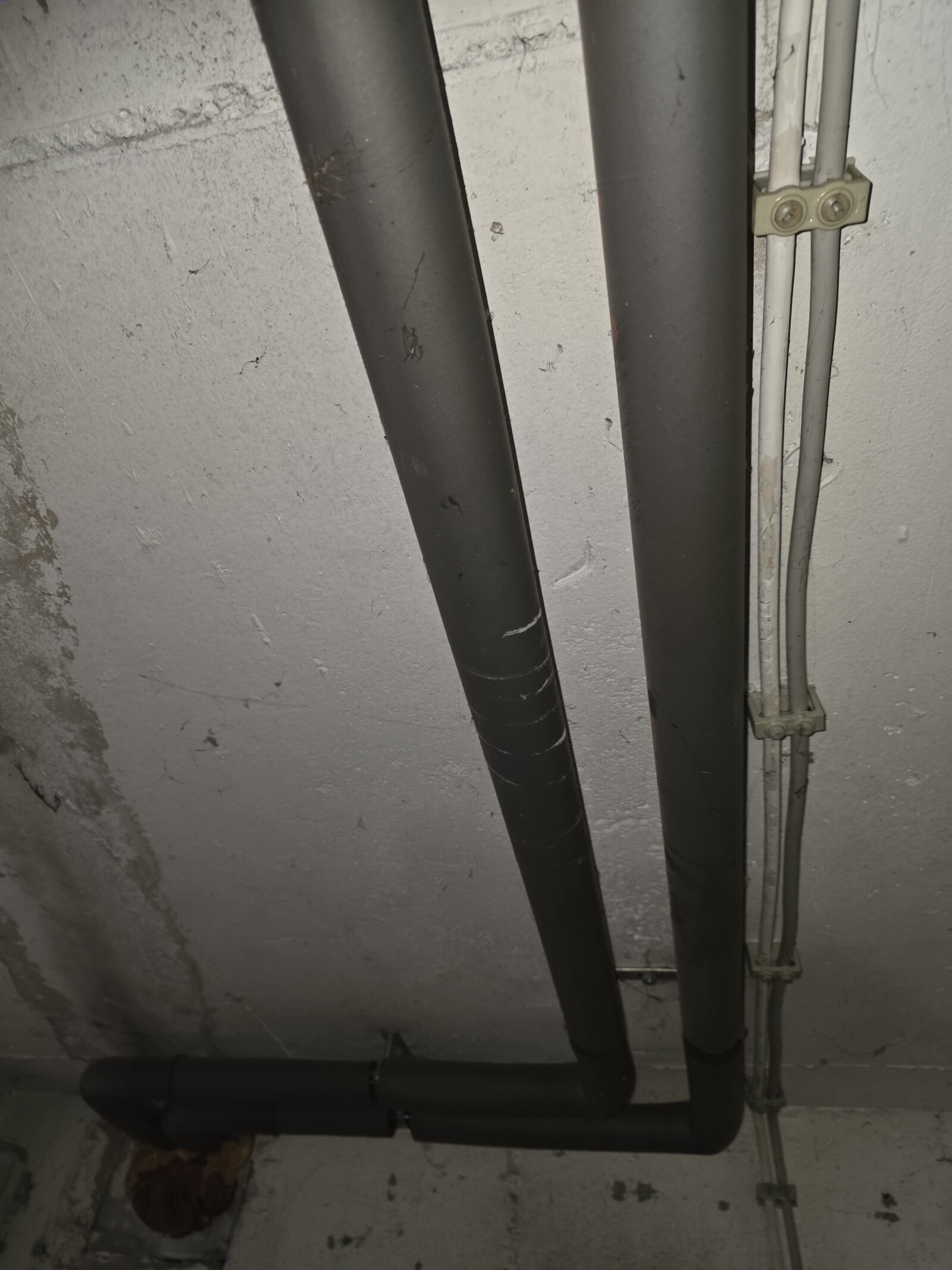 isolierte Leitungen im Keller