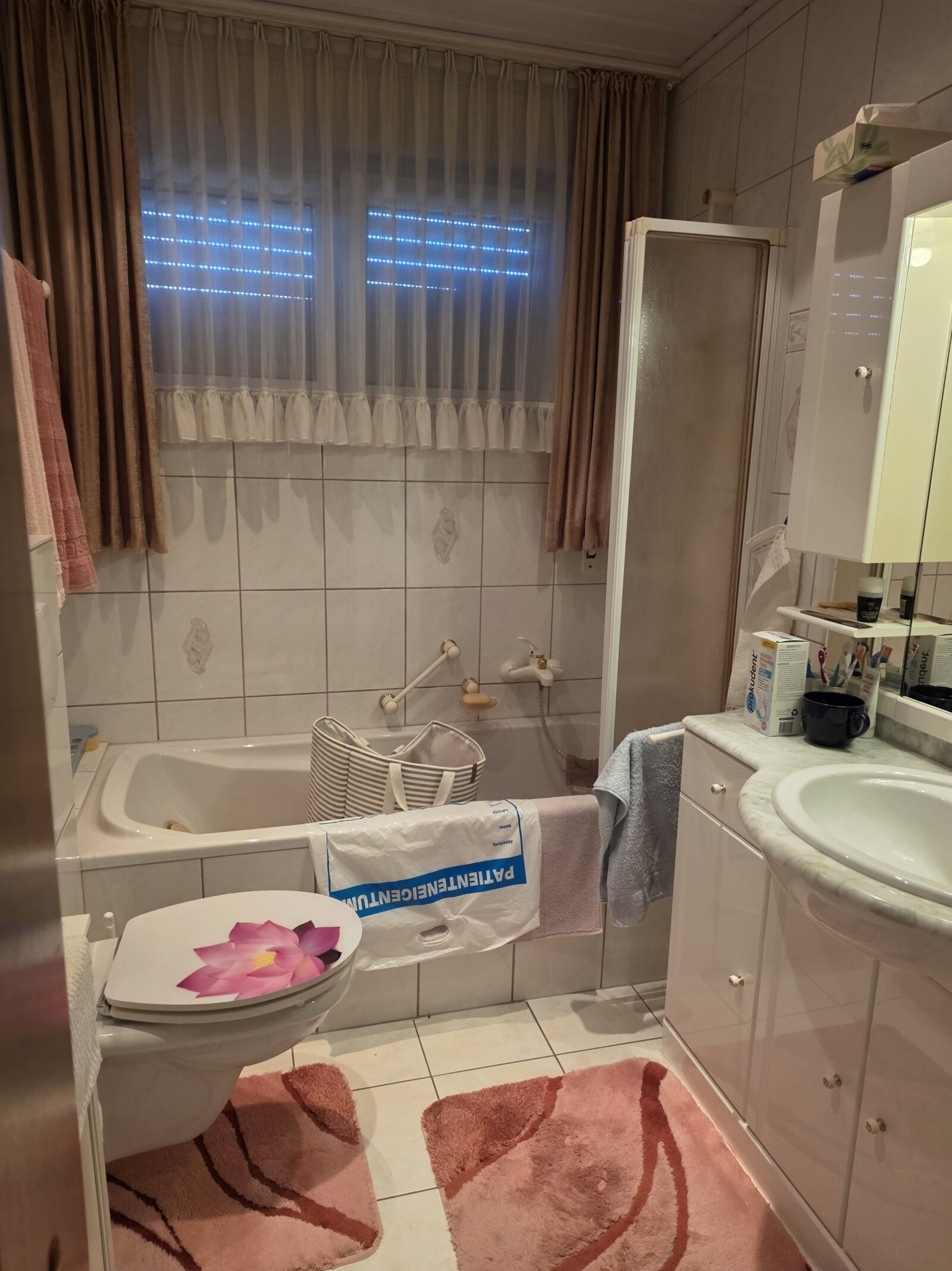 Wannenbad/WC/Fenster Wannenbad/WC/Fenster