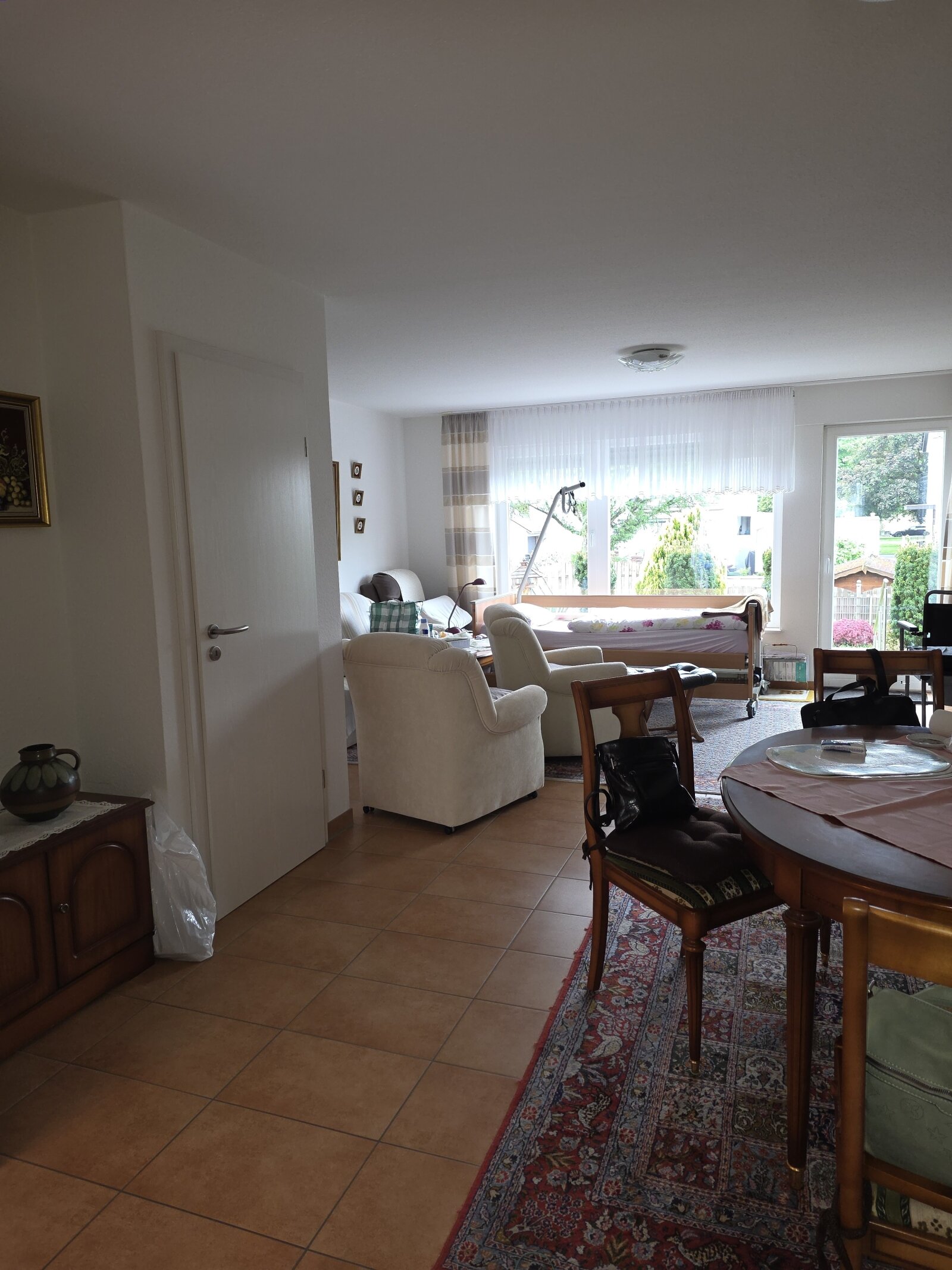 Wohnzimmer mit Ausgang zur s/w - Gartenterrasse 