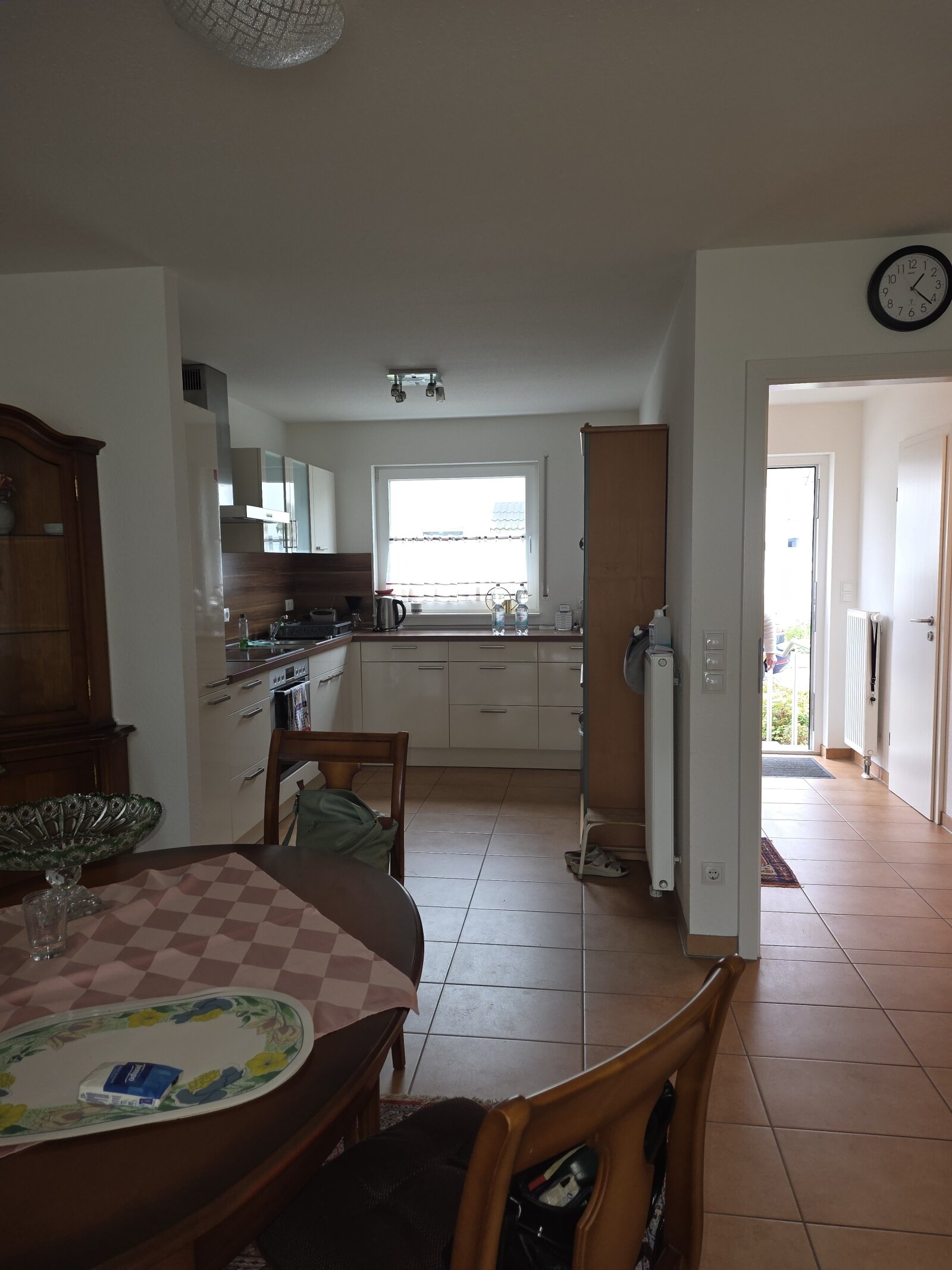 Wohnzimmer mit offener Küche