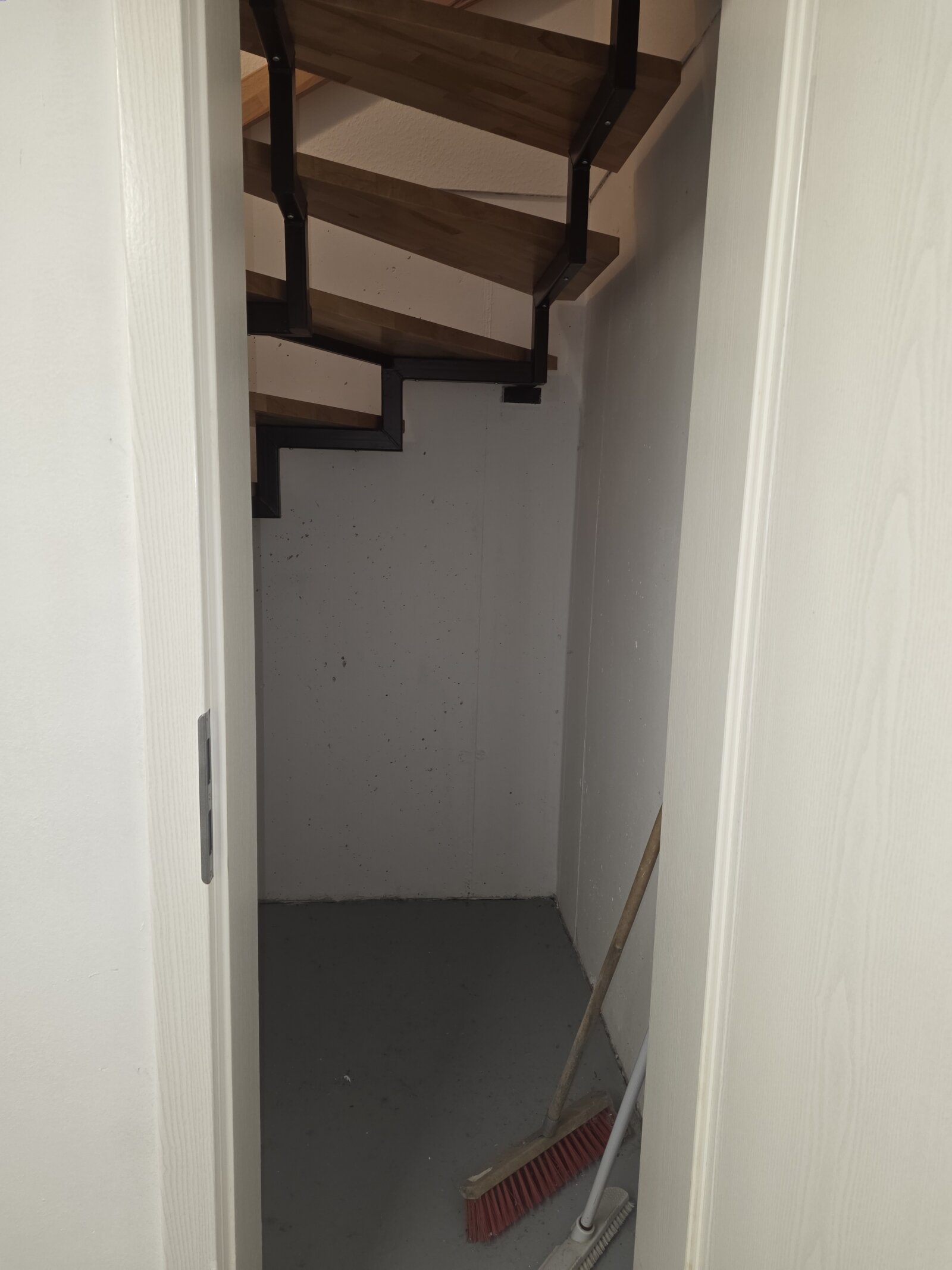 Abstellfläche unter der Kellertreppe