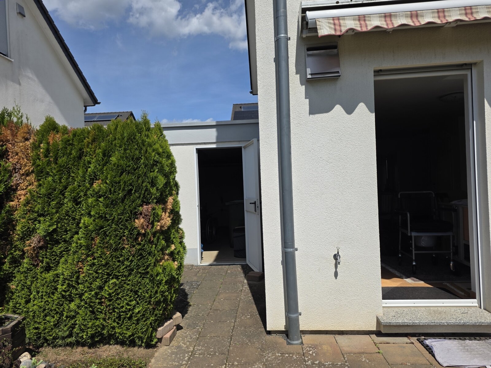 Zugang zur Garage gartenseitig