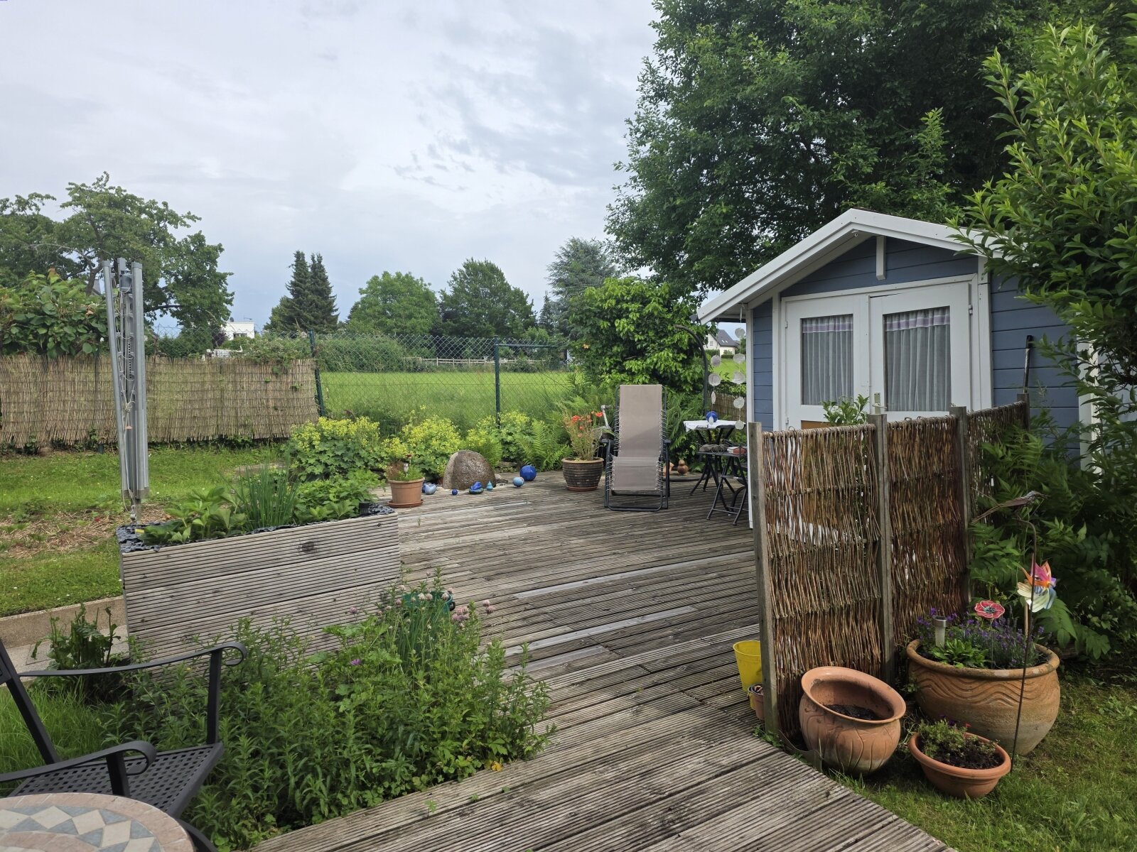 kleines Gartenhaus neben dem Sitzplatz