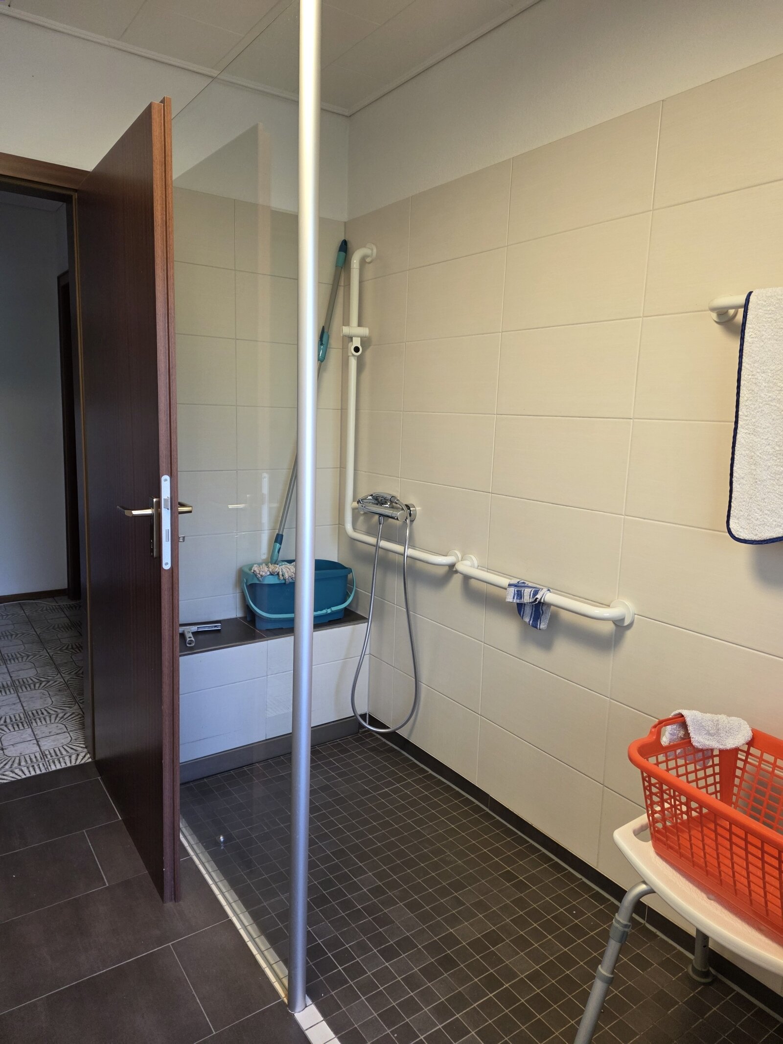 Rollstuhlgerechter Dusche Rollstuhlgerechter Dusche